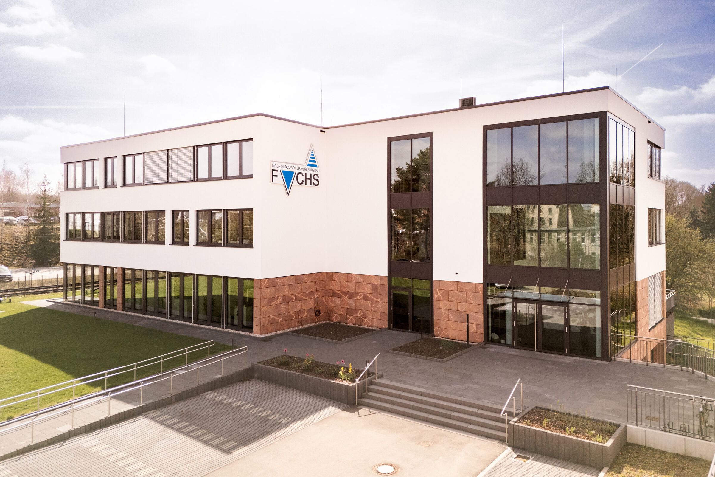 heller dreietagiger Neubau mit natursteinverkleidetem Erdgeschoss