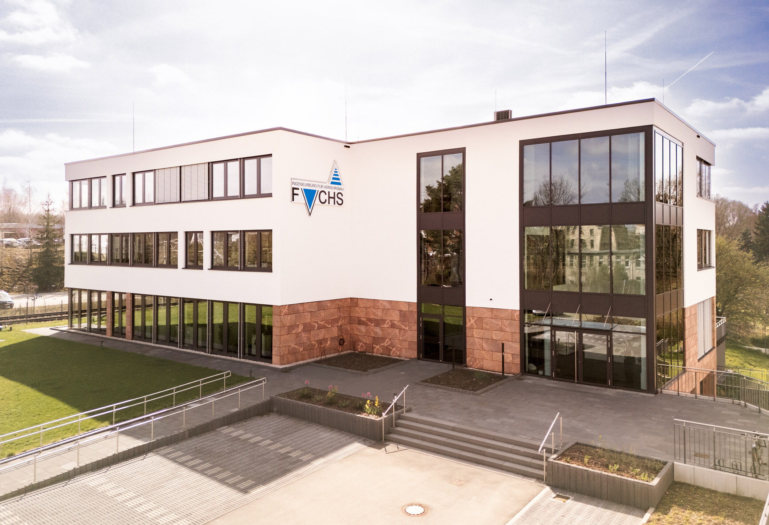 heller dreietagiger Neubau mit natursteinverkleidetem Erdgeschoss